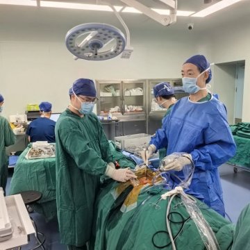腰痛、腿麻、走几步就难受……被腰椎间盘突出、椎管狭窄折磨的朋友，是不是一听到传统开刀手术就心生畏惧？创伤大、恢复慢，让人望而却步。好消息！脊柱微创“新利器”——单侧双通道脊